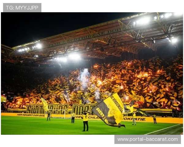 都灵球迷看台燃放烟火，比赛一度暂停3分钟